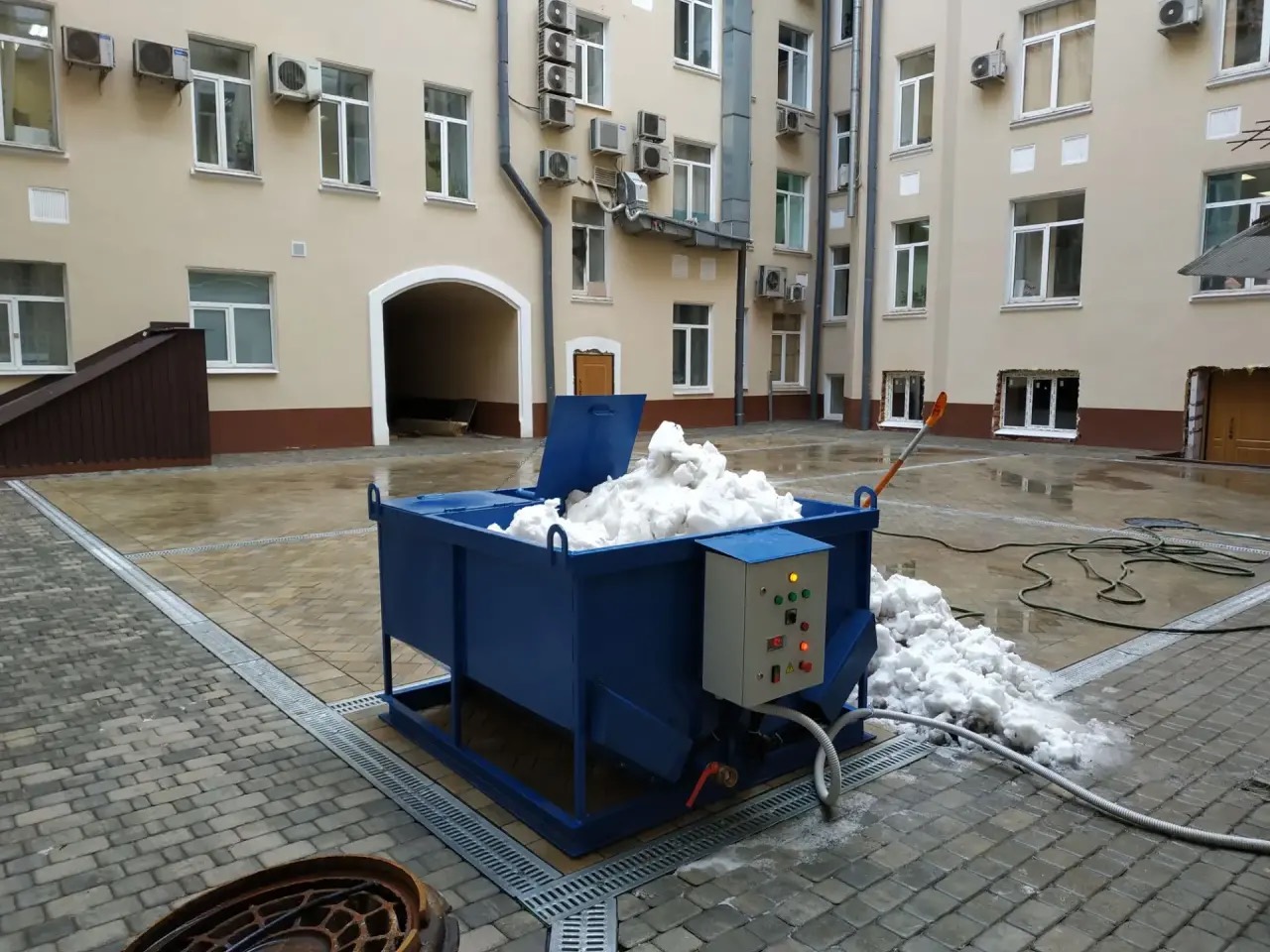 Компактная снегоплавилка EcoLife во дворе здания